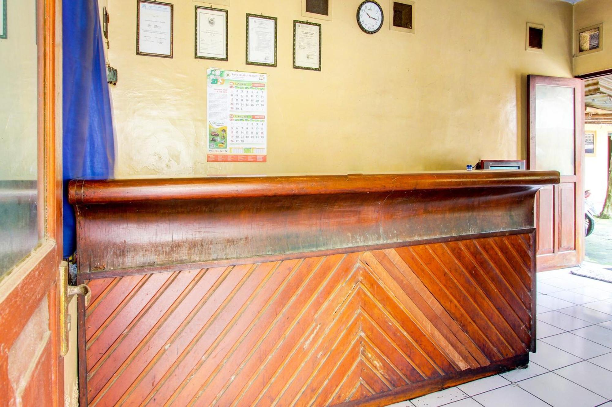 Spot On 92336 Hotel Sukowati Surakarta  ภายนอก รูปภาพ