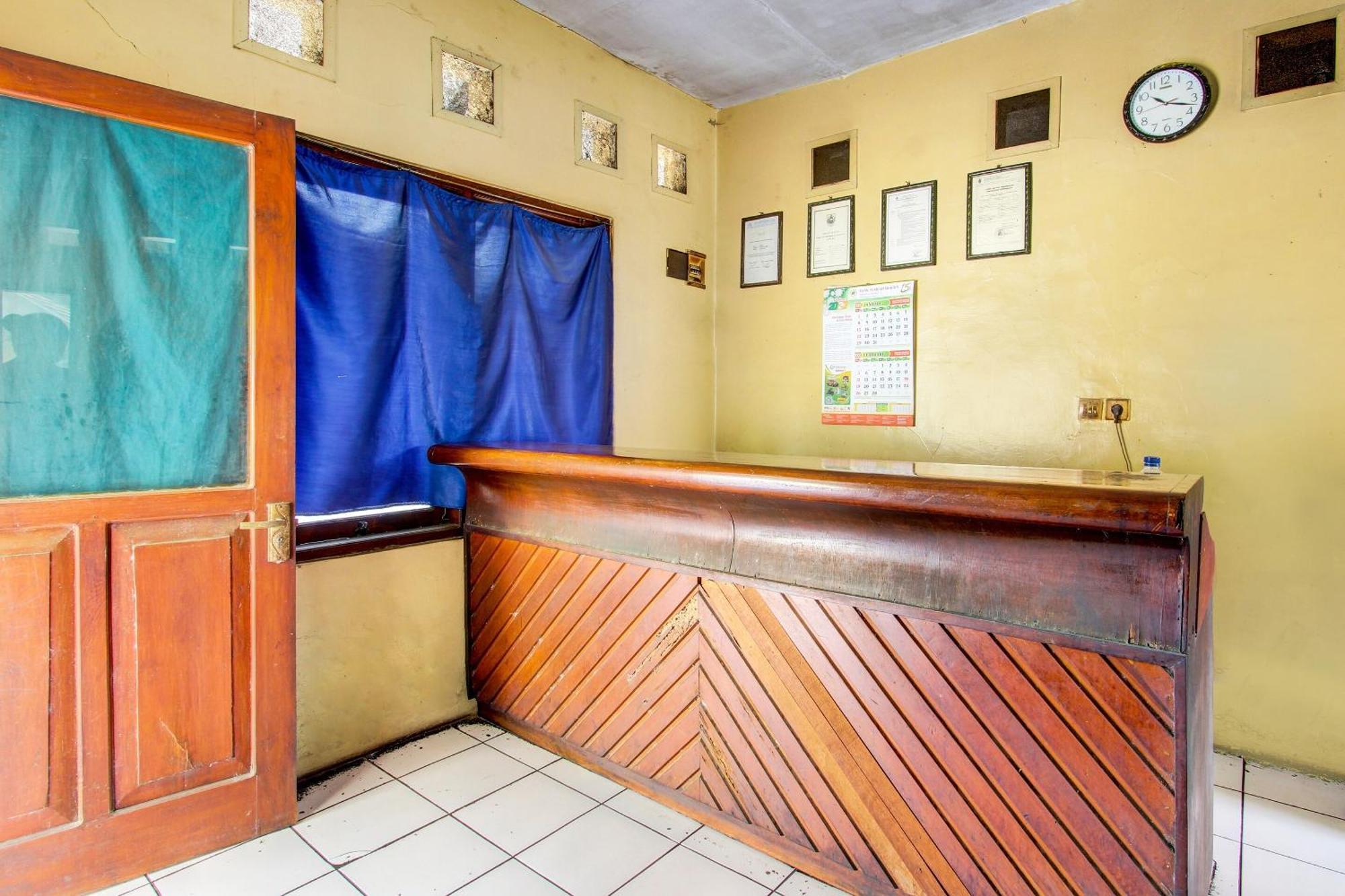 Spot On 92336 Hotel Sukowati Surakarta  ภายนอก รูปภาพ