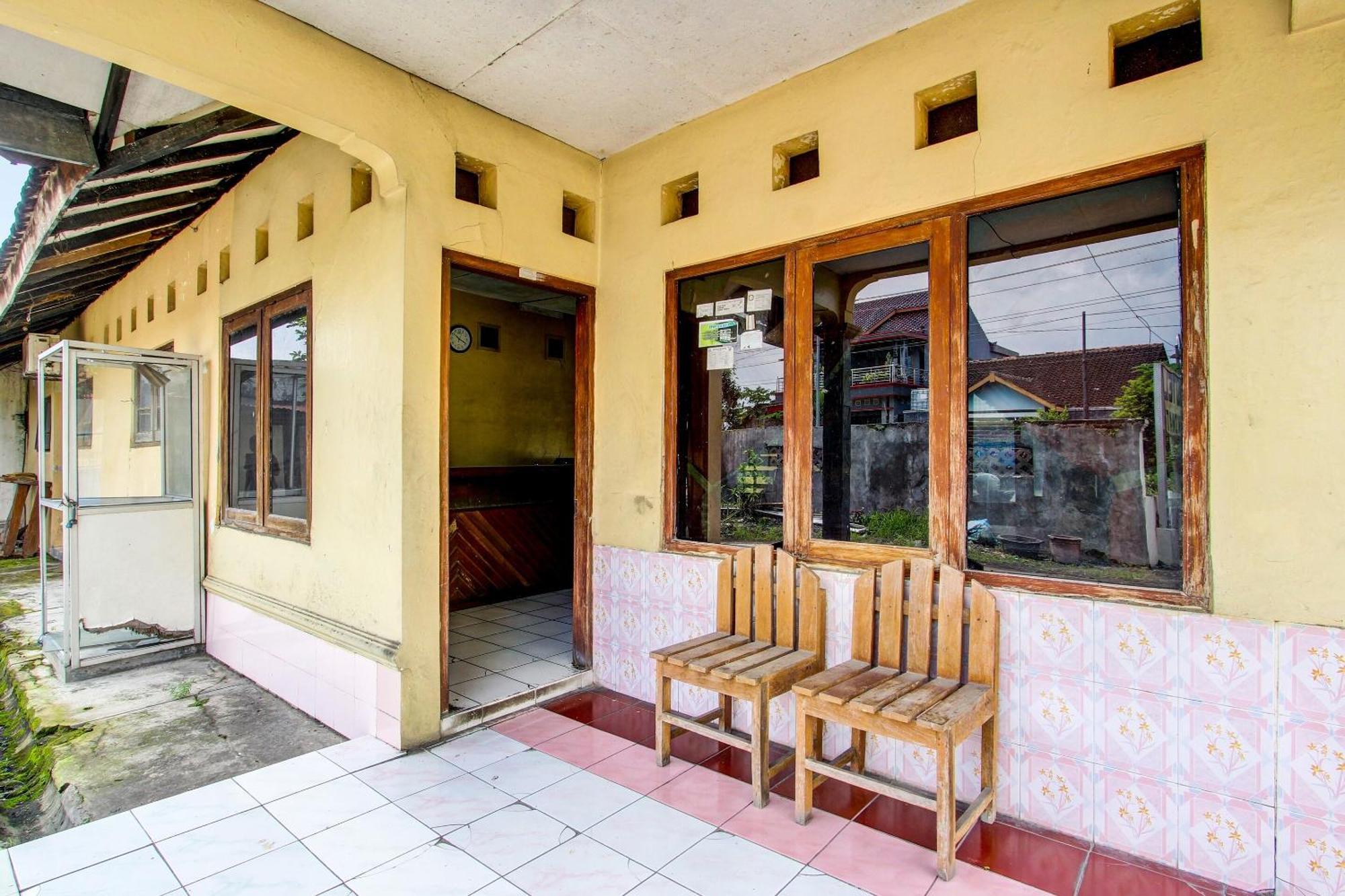 Spot On 92336 Hotel Sukowati Surakarta  ภายนอก รูปภาพ
