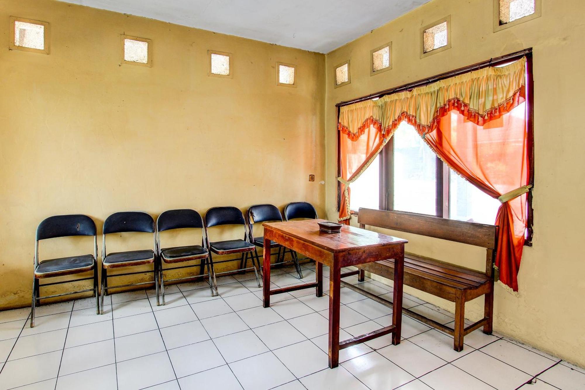 Spot On 92336 Hotel Sukowati Surakarta  ภายนอก รูปภาพ