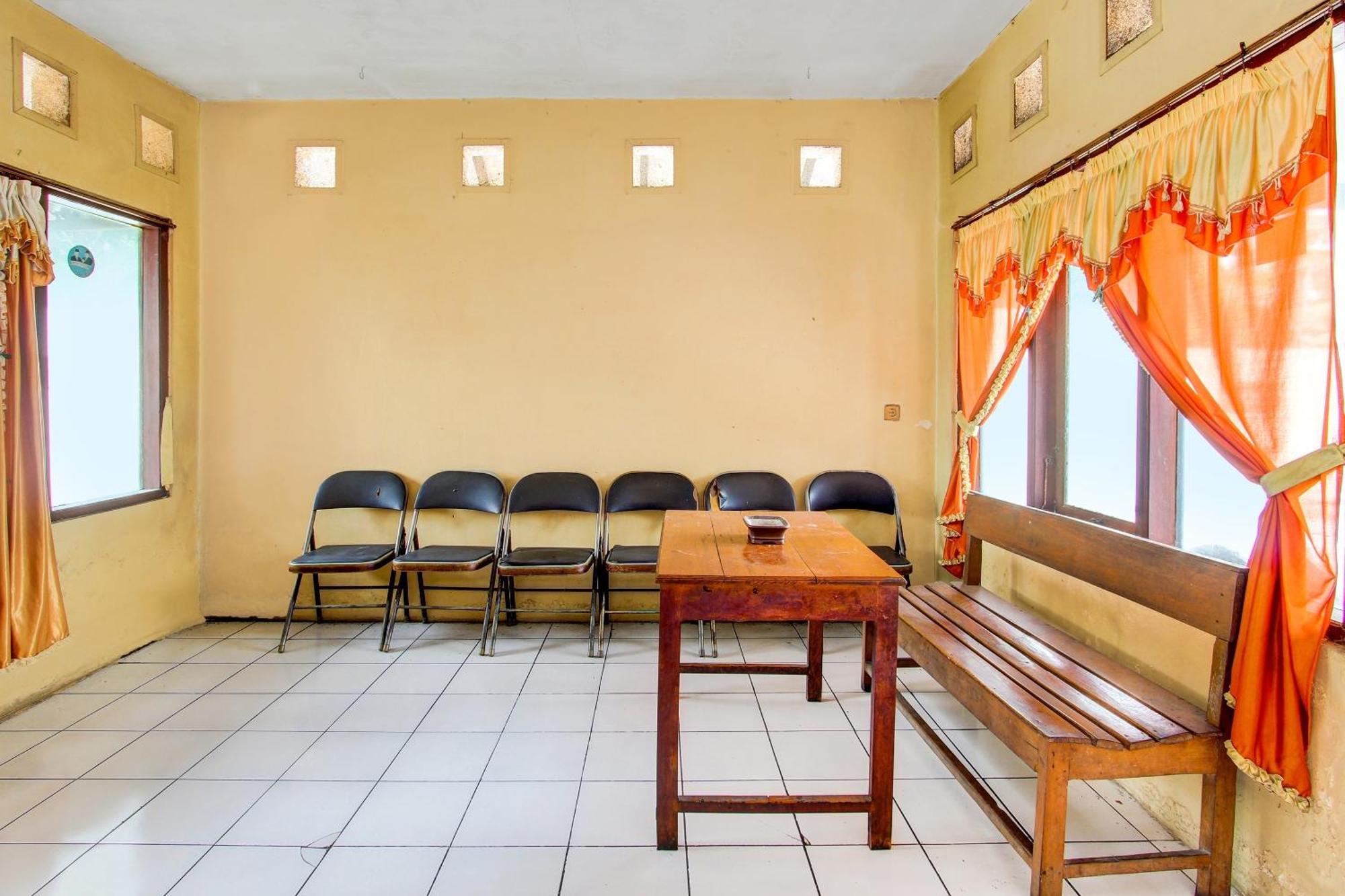 Spot On 92336 Hotel Sukowati Surakarta  ภายนอก รูปภาพ